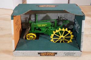 lot 54 image: Ertl John Deere 1935 Model B Tractor 116 Scale Replica