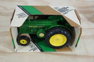 lot 55 image: Erlt John Deere 19491954 Model R Tractor 116 Scale Replica