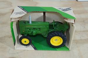 lot 62 image: Ertl John Deere Model M Tractor 116 Scale Replica