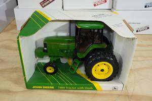 lot 63 image: Ertl John Deere 7800 Row Crop Tractor with Duals 116 Scale Replica
