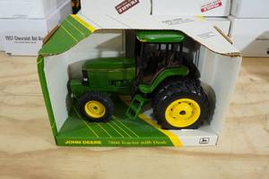 lot 64 image: Ertl John Deere 7800 Tractor with MFWD and Duals 116 Scale Replica