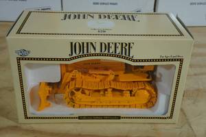 lot 65 image: John Deere 420 Crawler Tractor 116 Scale Replica