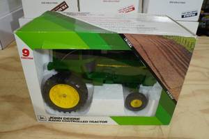 lot 70 image: Ertl John Deere Radio Controlled Tractor 116 Scale