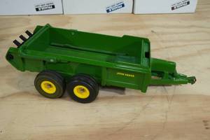 lot 77 image: Ertl John Deere Manure Spreader 116 Scale Replica