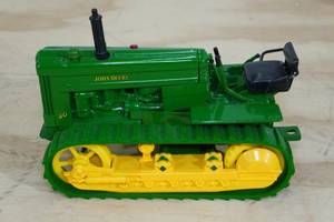 lot 78 image: Ertl John Deere 40 Crawler Tractor 116 Scale Replica