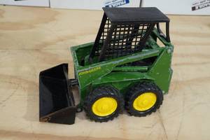 lot 79 image: Ertl John Deere Skid Steer Loader 116 Scale Replica