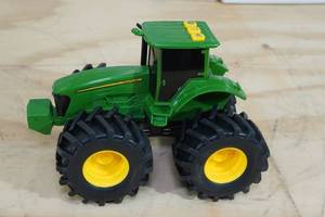 lot 80 image: Ertl John Deere Monster Treads Tractor with Sound