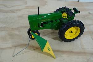 lot 81 image: Ertl John Deere 70 Diesel Narrow Front Tractor 116 Scale Replica