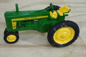 lot 84 image: John Deere 620 Narrow Front Tractor 116 Scale Replica