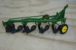 lot 85 image: John Deere 555 Plow 116 Scale Replica
