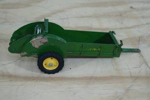 lot 86 image: John Deere H Manure Spreader 116 Scale Replica