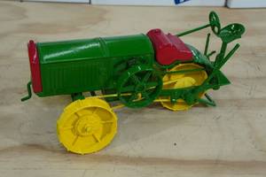lot 87 image: John Deere 1918 Dain Tractor 116 Scale Replica