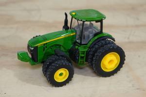 lot 89 image: Ertl John Deere 8360R Tractor 164 Scale Replica