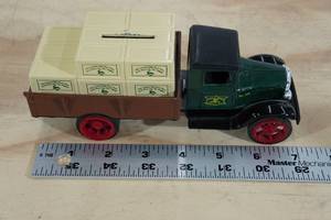 lot 93 image: Ertl John Deere 1931 Hawkeye Crate Delivery Truck Bank 134 Scale Replica