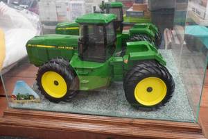 lot 97 image: John Deere 8760 Tractor 116 Scale Replica in Glass Case