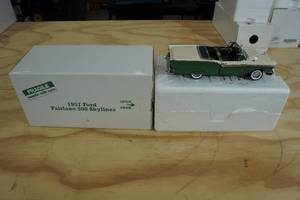 lot 118 image: Danbury Mint 1957 Ford Fairlane 500 Skyliner 118 Scale Replica