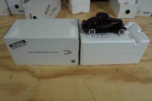 lot 119 image: Danbury Mint 1933 Ford Deluxe Coupe 118 Scale Replica