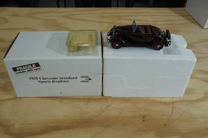 lot 123 image: Danbury Mint 1935 Chevrolet Standard Sports Roadster 118 Scale Replica