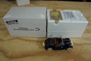lot 124 image: Danbury Mint 1932 Ford De Luxe Roadster V-8 118 Scale Replica