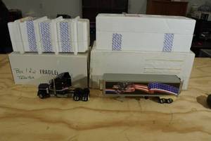lot 126 image: Franklin Mint Peterbilt Semi and Trailer 132 Scale Replica