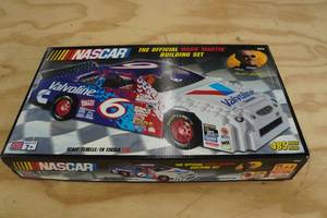 lot 129 image: Mega Bloks NASCAR 485 Piece 116 Scale Building Set
