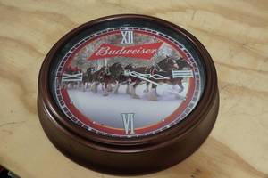 lot 142 image: Bradford Exchange Budweiser IndoorOutdoor Illuminated Atomic Clock