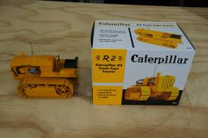 lot 157 image: Caterpillar R2 Track-Type Tractor 116 Scale Replica