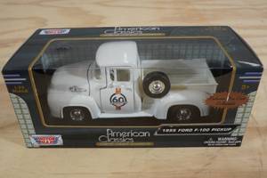 lot 163 image: Motor Max 1955 Ford F-100 Pickup 124 Scale Replica
