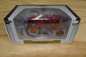 lot 192 image: Specast Farmall Cub International Harvester with Cultivator 116 Scale Replica