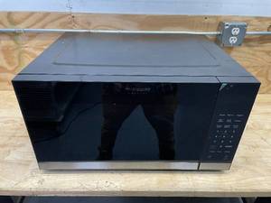 lot 38 image: Frigidaire 24 in. 2.2 cu ft Electric Built-In Microwave Model # GMBS3068AFA
