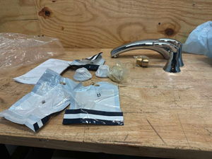 lot 86 image: Coralais Deck-mount bath faucet trim, 8