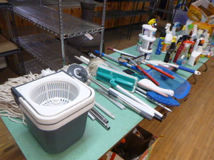 lot 14 image: Large Lot of Cleaning Supplies