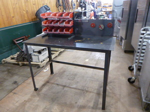 lot 124 image: Metal Work Bench