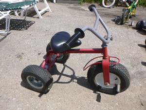 lot 149 image: Childs Fat Tire Tricycle