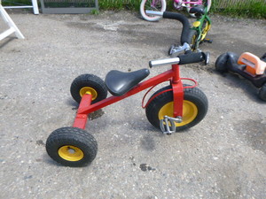 lot 150 image: Childs Fat Tire Tricycle