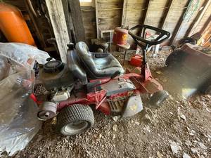 lot 14 image: Snapper 12HP 28 Deck Riding Mower
