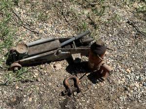 lot 23 image: Hydraulic Jacks & Clevis