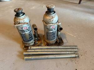 lot 149 image: 2 - 12 Ton Hydraulic Jacks