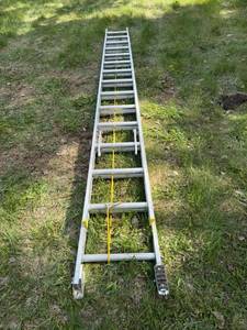 lot 36 image: Like New Werner D1228-2 28 Extension Ladder
