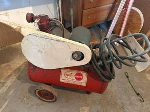 lot 128 image: Air Compressor