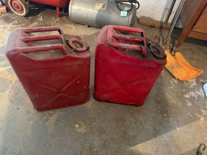 lot 131 image: 5 Gallon Jerry Cans
