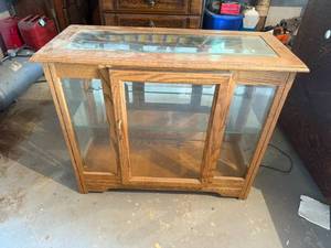 lot 178 image: Lighted Glass Cabinet