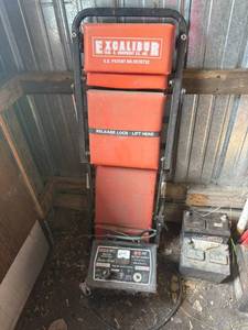lot 186 image: Garage Creeper & Battery Charger
