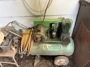 lot 187 image: Air Compressor With Hose