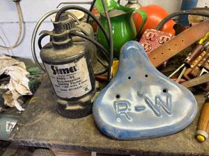 lot 190 image: Simer Submersible Pump & Vintage R-W Seat