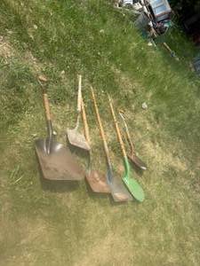 lot 206 image: Shovels & Spades