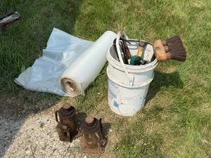 lot 224 image: Hydraulic Jacks, Plastic Sheeting & Pale of Hand Tools