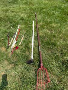 lot 226 image: Apple Picker, Bolt Cutter & Garden Tools