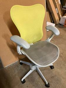 lot 6 image: Herman Miller Mirra 2 Chair