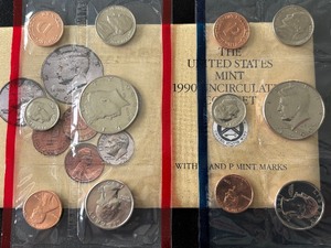 lot 164 image: 1990 P & D Mint Set